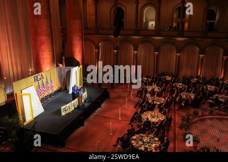 Washington, Usa. Februar 2025. US-Präsident Donald J. Trump spricht am 20. Februar 2025 vor dem Treffen der Republican Governors Association im National Building Museum in Washington, DC, USA. Quelle: Abaca Press/Alamy Live News Stockfoto