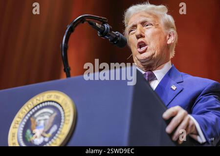 Washington, Usa. Februar 2025. US-Präsident Donald J. Trump spricht am 20. Februar 2025 vor dem Treffen der Republican Governors Association im National Building Museum in Washington, DC, USA. Quelle: Abaca Press/Alamy Live News Stockfoto