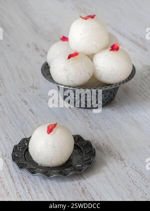 Nahaufnahme des indischen Rasgulla-Desserts. Süß in einer Schüssel serviert. Stockfoto
