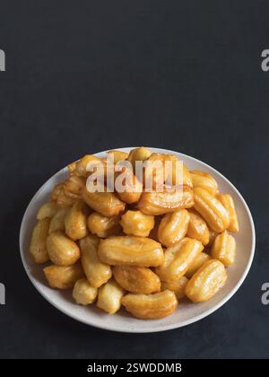 Tulumba Tatlisi: Traditionelle türkische Desserts Tulumba. Arabische Süßigkeiten feiern Eid Ramadan. Stockfoto