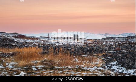 Panoramablick Transfer von Touristen mit dem Auto. Eisige, rutschige Arktis-Straße durch die Tundra. Stockfoto