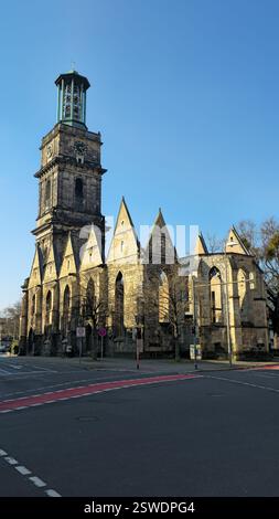 Die historische Kirche verfügt über einen Turm und bietet einzigartige und atemberaubende Architektur Stockfoto