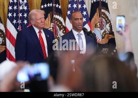 Washington, Vereinigte Staaten. Februar 2025. US-Präsident Donald J Trump stellt den US-Minister für Wohnungsbau und Stadtentwicklung Scott Turner während eines Empfangs im Schwarzen Monat im Weißen Haus in Washington, DC, am 20. Februar 2025 vor. Quelle: Chris Kleponis/CNP/dpa/Alamy Live News Stockfoto