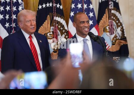 Washington, Vereinigte Staaten. Februar 2025. US-Präsident Donald J Trump stellt den US-Minister für Wohnungsbau und Stadtentwicklung Scott Turner während eines Empfangs im Schwarzen Monat im Weißen Haus in Washington, DC, am 20. Februar 2025 vor. Quelle: Chris Kleponis/CNP/dpa/Alamy Live News Stockfoto