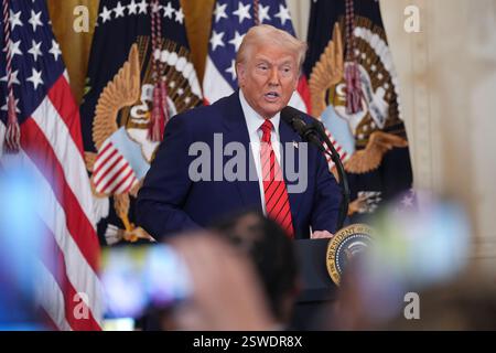 Washington, Vereinigte Staaten. Februar 2025. US-Präsident Donald J Trump spricht während eines Empfangs im Monat Black History im Weißen Haus in Washington, DC, am 20. Februar 2025. Quelle: Chris Kleponis/CNP/dpa/Alamy Live News Stockfoto