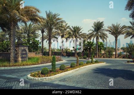 Oase in Dubai. Wunderschöne grüne Aussicht auf Dubai City. Stockfoto