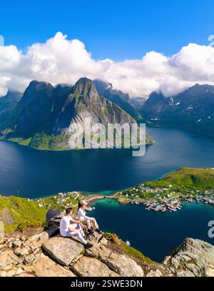 Blick auf den norwegischen Fjord vom Berggipfel, Reinebringen, Lofoten, Norwegen Stockfoto