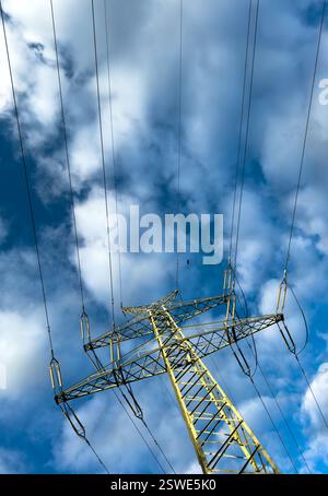 16.02.2025, Deutschland, Bremen, Bremen - Ansicht des Strompylons von unten. 00A250216D016CAROEX.JPG [MODELLVERSION: NICHT ZUTREFFEND, EIGENSCHAFTSFREIGABE: Stockfoto