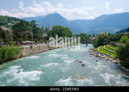 29.06.2024, Italien, Südtirol, Meran - Passer Terrassen an der Passer Promenade in der Altstadt. Kleiner grüner Bereich mit drei Litern Stockfoto