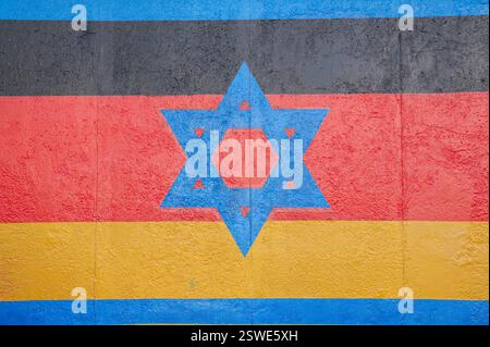 22.11.2023, Deutschland, Berlin - das Wandbild ìFatherlandî des deutschen Malers und Fotografen Günther Schaefer in der Berliner East Side Gallery im Fried Stockfoto