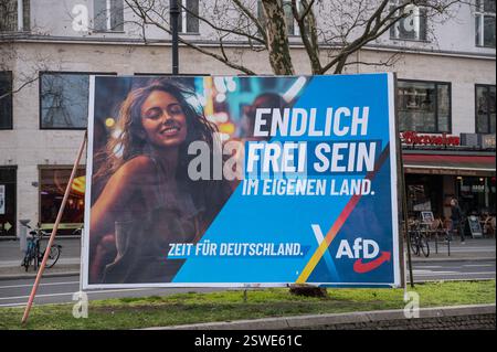 10.02.2025, Deutschland, , Berlin - Ein Plakat auf dem Kurfürstendamm mit Wahlplakat der Rechtspopulisten AfD (Alternative für Deutschland) mit t Stockfoto