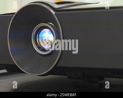 Schwarzer Projektor auf schwarzem Tisch Stockfoto
