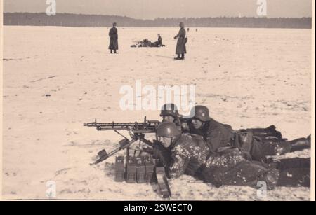 2. Weltkrieg Schwarzweißfoto Deutsche Soldaten trainieren auf MG im Schnee 1940 die Männer sind von der SS Totenkopf Division Stockfoto