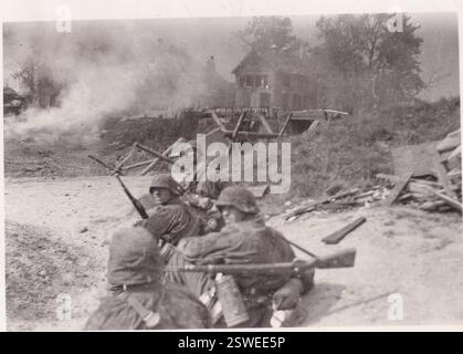 Weltkrieg zwei Schwarzweißfoto Deutsche Soldaten an der Front in Frankreich 1940 . Die Männer sind von der 3. SS Totenkopf Division in Camo Smocks gekleidet Stockfoto