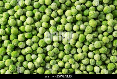 Vollbildansicht der gefrorenen grünen Erbsen von oben Stockfoto