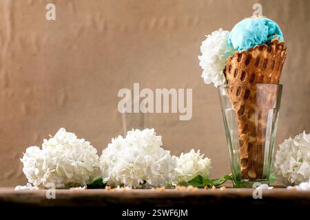 Türkisfarbenes Eis in Waffelkegel Stockfoto