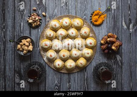 Ägyptische Kekse Kahk El Eid, Variation mit Kurkuma beim Kochen. Kekse des islamischen Festes El Fitr. Ramadan Schalter Stockfoto