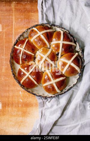 Hausgemachte, traditionelle Osterbrötchen mit heißem Kreuz auf Keramikschale Stockfoto