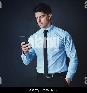 Handy, Lese- und Geschäftsmann im Studio mit Mockup-Raum für Finanz-Investitionsplanung. Telefon, Forschung und männlicher Finanzmanager mit Aktien Stockfoto