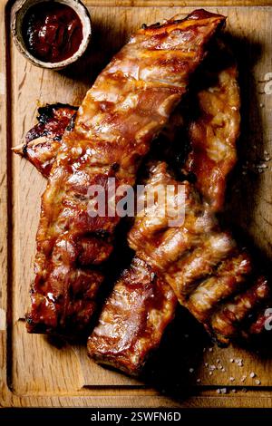 Gegrillte Schweinebibs auf Holzplatte Stockfoto