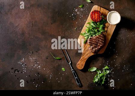 Gegrilltes Rindersteak mit cremiger Sauce und gegrilltem Gemüse Stockfoto