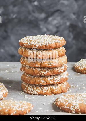 Hausgemachte vegane Tahini-Cookies im Stapel, Nahaufnahme Stockfoto