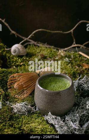 Traditioneller heißer grüner Tee Matcha in Keramikbecher Stockfoto