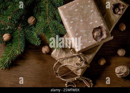 Sammlung von Weihnachtsgeschenkboxen in Bastelpapier Stockfoto