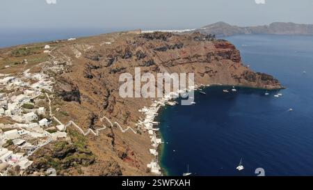 Insel Thirasia, aus der Vogelperspektive auf Manolas Hauptstadt und Korfos Hafen, Ägäis, Kykladen, Griechenland Stockfoto