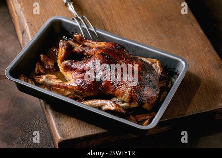 Klassisches Gericht geröstete glasierte Ente mit Äpfeln Stockfoto