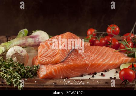 Lachsfisch mit Gemüse und Gewürzen Stockfoto