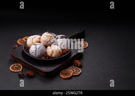 Süße, frisch gebackene, runde Kekse verschiedener Art Stockfoto