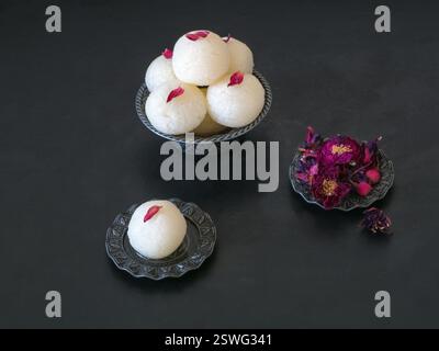 Nahaufnahme des indischen Rasgulla-Desserts. Süß in einer Schüssel serviert, Top VI Stockfoto