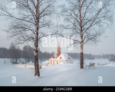 Wintermorgen frostiger Sonnenaufgang. Weiße Schneelandschaft mit altem maltesischen Palast in wunderschöner natürlicher Landschaft. Gatchina. Stockfoto