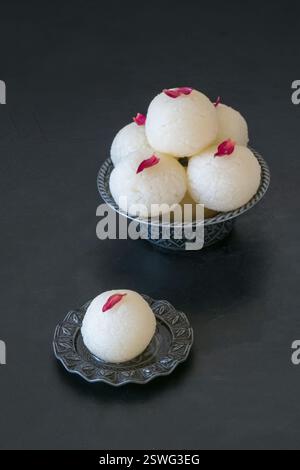 Nahaufnahme des indischen Rasgulla-Desserts. Süß in einer Schüssel serviert, Top VI Stockfoto