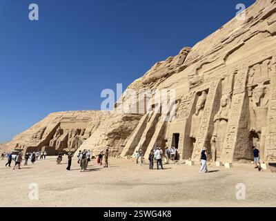 Assuan, Ägypten - 21. Oktober 2023: Der große Tempel von Ramesses II (links) und der kleine Tempel von Hathor und Nefertari (rechts) Stockfoto