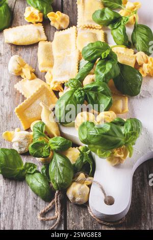 Nudelravioli mit Basilikum Stockfoto