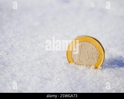Münze Euro im Schnee. Finanzkonzept. Stockfoto