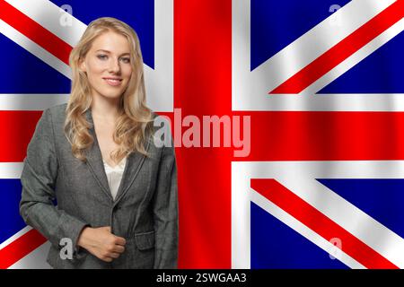 Selbstbewusste glückliche Frau mit der Flagge Großbritanniens Stockfoto