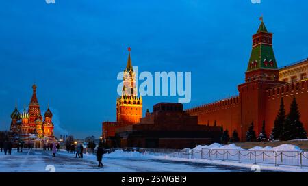 Nächtlicher Blick auf die Basilius-Kathedrale und den Spasskaya-Turm auf dem Roten Platz in Moskau Stockfoto