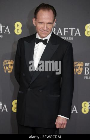 Ralph Fiennes nimmt am 16. Februar 2025 an den BAFTA Film Awards in der Royal Festival Hall 2025 in England Teil. Stockfoto