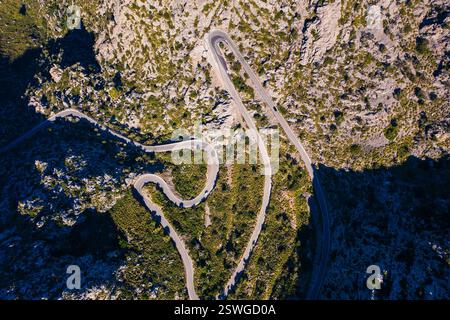 Atemberaubende Luftaufnahme der legendären Sa Calobra Straße, die sich durch die Tramuntana Mountains auf Mallorca schlängelt. Serpentinen-Gebirgspass, mit scharfen Kurven - Top-Destina Stockfoto