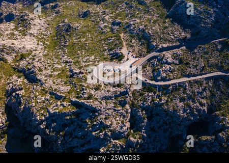 Atemberaubende Luftaufnahme der legendären Sa Calobra Straße, die sich durch die Tramuntana Mountains auf Mallorca schlängelt. Serpentinen-Gebirgspass, mit scharfen Kurven - Top-Destina Stockfoto