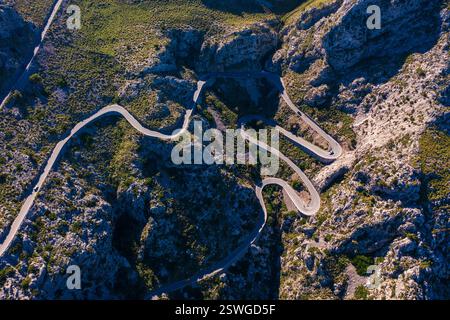 Atemberaubende Luftaufnahme der legendären Sa Calobra Straße, die sich durch die Tramuntana Mountains auf Mallorca schlängelt. Serpentinen-Gebirgspass, mit scharfen Kurven - Top-Destina Stockfoto