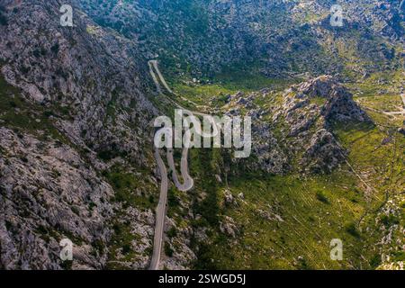 Atemberaubende Luftaufnahme der legendären Sa Calobra Straße, die sich durch die Tramuntana Mountains auf Mallorca schlängelt. Serpentinen-Gebirgspass, mit scharfen Kurven - Top-Destina Stockfoto