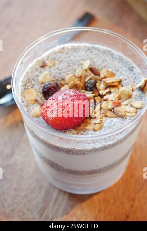 Köstlicher Joghurt mit Müsli und frischem Obst Stockfoto