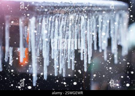 Eiszapfen auf dem Dach mit Schnee Stockfoto