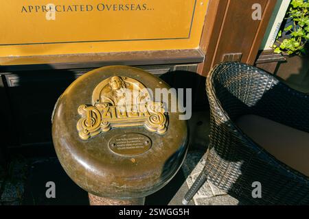 Vilnius. Im Zentrum von Vilnius, in der Altstadt von Au?ros VaRt? G., St. 3, es gibt einen wunderbaren Laden und ein Café D?iugas Namai zur gleichen Zeit. Stockfoto