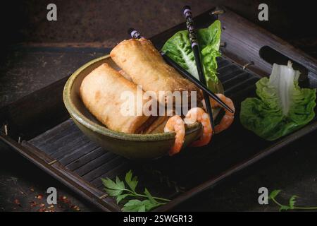 Frühlingsbrötchen mit Gemüse und Garnelen Stockfoto