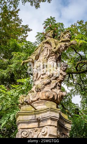 Steinstatue des tschechischen heiligen Johannes von Nepomuk in Vaclavske namesti, in der Nähe des Museums der Erzdiözese, in Olomouc, Mähren Region, Tschechien Stockfoto
